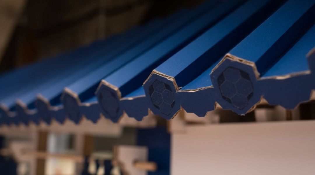 Enboard honeycomb cardboard structure